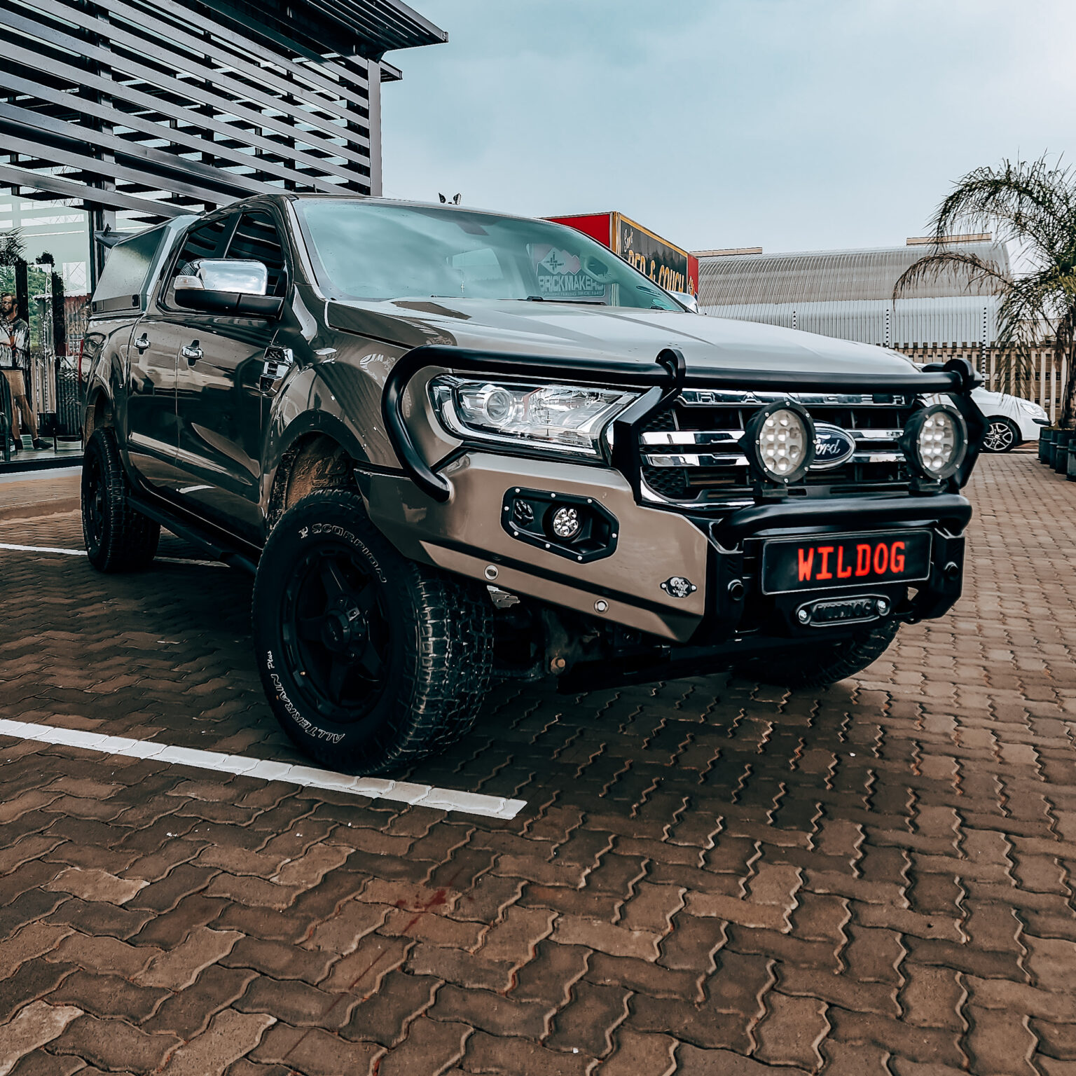 Ford Facelift Hunter Front, Round Nudge, Spotlight brkts, Colour – Wildog